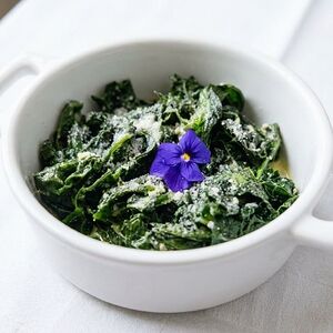 Шпинат со сливочным маслом и пармезаном 