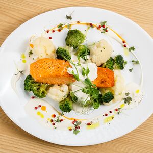 Стейк из форели с овощами в соусе