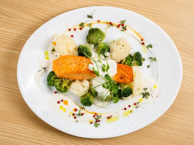 Стейк из форели с овощами в соусе