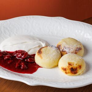 Сырники с ягодным вареньем и сметаной