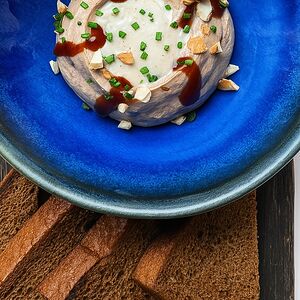 Паштет из куриной печени с ореховым соусом и пивной бриошью
