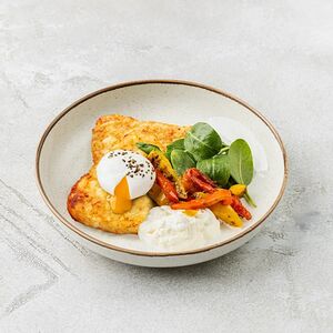 Хашбрауны картофельные со страчателлой и печеным болгарским перцем и яйцом пашот