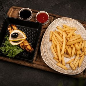 Стейк из белуги со шпинатом и картофелем фри 