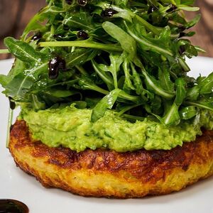 Рукола с драником и гуакамоле