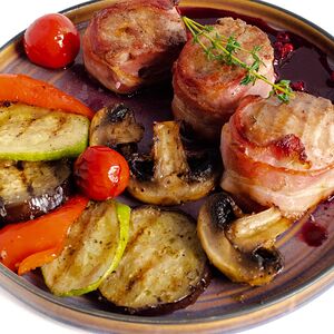Свиные медальоны  в беконе с овощами гриль 