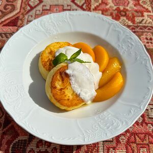 Сырники с персиками и ванильным мацони