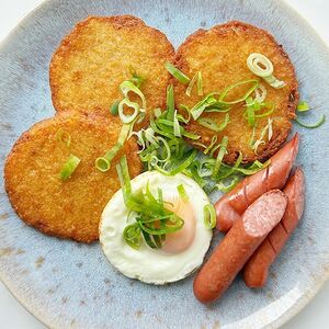 Драники с колбаской, яйцом и зеленым луком