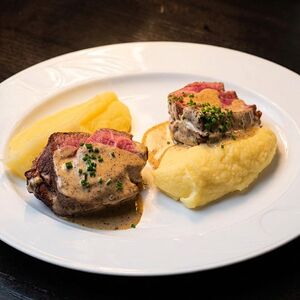 Стейк Шатобриан с картофельным кремом и перечным соусом 