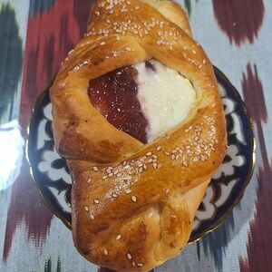 Творожная булочка с джемом 