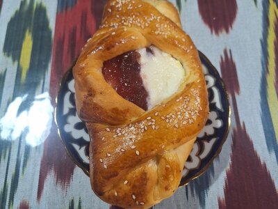 Творожная булочка с джемом 