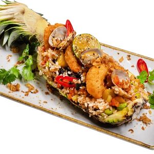Рис с морепродуктами в ананасе по-тайски