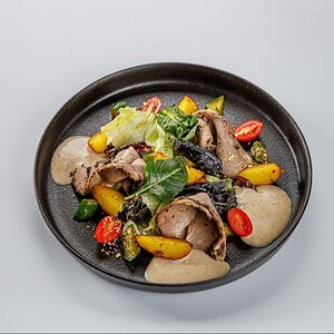Салат с брискетом, печеным картофелем, битыми огурцами, томатами черри и жареным арахисом