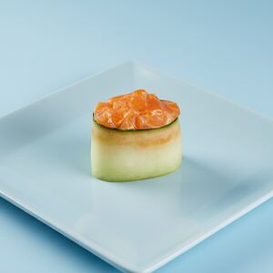 Гункан с лососем