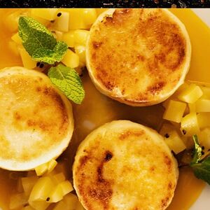 Сырники с киви и пюре манго-маракуйя 