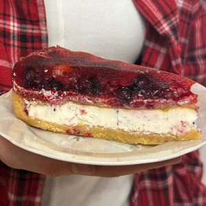 Кусочек тортика чизкейк с лесными ягодами 