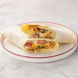 Ролл с говяжьей колбаской и картофельным пюре