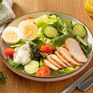 Салат с курицей и сметанным песто