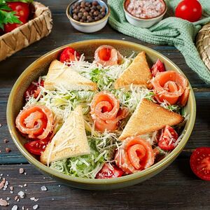 Салат Цезарь с семгой