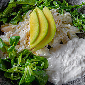 Салат с крабом и страчателлой