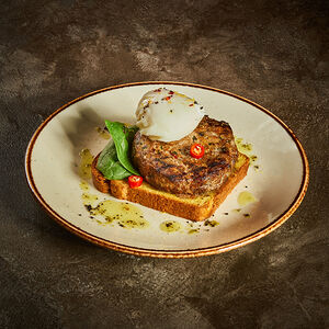 Рубленый бифштекс из говядины на картофельном хлебе с яйцом пашот