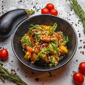 Салат с жареными баклажанами, манго и страчателлой