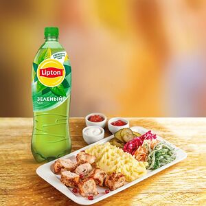 Шашлык из курицы с гарниром, салатом и соусами и чай Липтон (1 л)