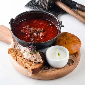Борщ с говядиной, картофельным пирожком и гренкой со смальцем