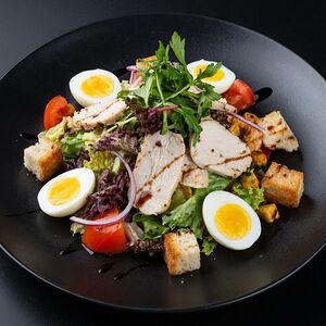 Салат из куриной грудки и перепелиных яиц
