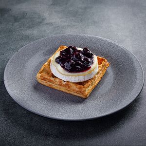 Картофельная вафля с камамбером