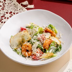 Салат Цезарь с креветками