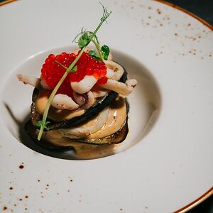 Мильфей из хрустящих баклажан с кальмаром