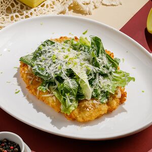 Куриный шницель с соусом Цезарь и салатом романо