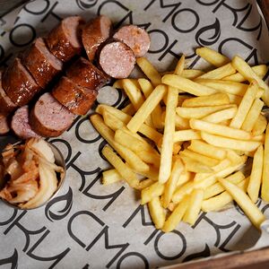 Колбаски с сыром чеддер и картофелем фри