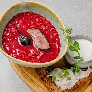 Домашний борщ с копчёной грушей, говядиной, хлебом и салом