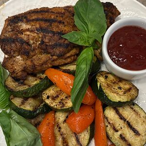 Стейк из индейки с брусничным соусом и овощами гриль