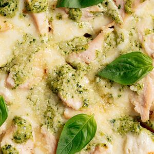 Римская пицца с песто и курицей