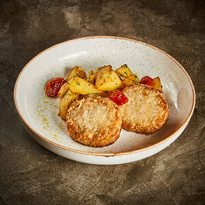 Куриные котлеты с обжаренным картофелем