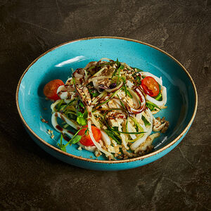 Зеленый салат с куриным бедром