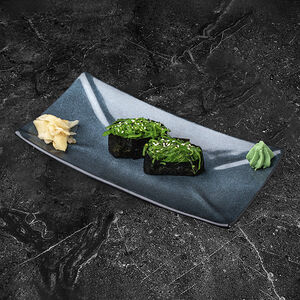 Суши нигири с чукой