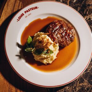 Котлета с пюре и соусом демиглас