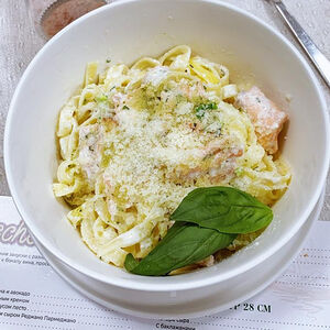 Таглиателли с филе лосося в сливочном соусе