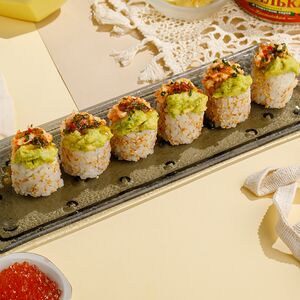 Ролл с креветкой и кремом из авокадо