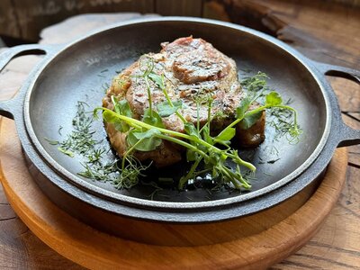 Стейк из свинины в пиве