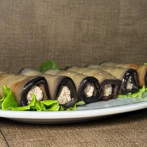 Рулетики из баклажанов с мясом и сыром