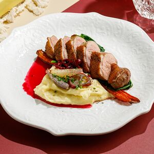 Филе утки с печеной морковью и пюре