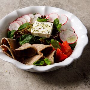 Салат с говяжьим языком и томатами