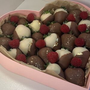  Клубника в шоколаде киндер сердце 