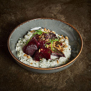 Печенная свекла со сливочным кремом и семечками чили