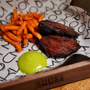 Томленые щечки с бататом с пармезаном и укропным соусом