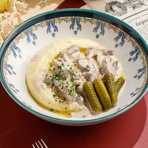 Бефстроганов с картофельным пюре и солеными огурчиками